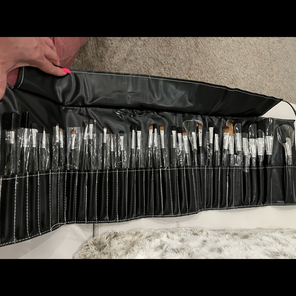 Brand New Never Used Mac Cosmetics 32 Piece Brush Set Plus Case